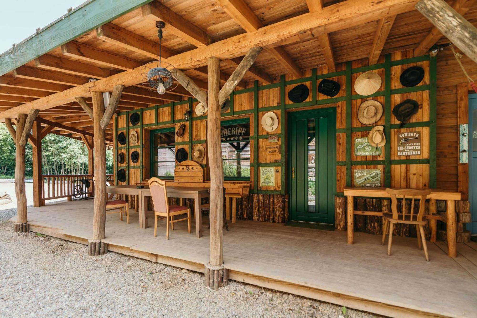 Ranch 13 - Western A Kone Nemsova Bilik gambar