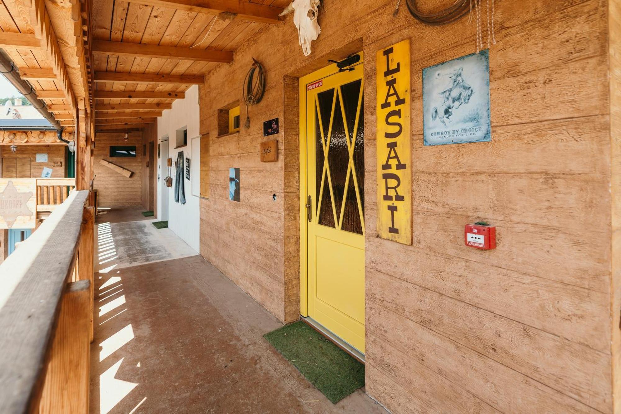 Ranch 13 - Western A Kone Nemsova Bilik gambar