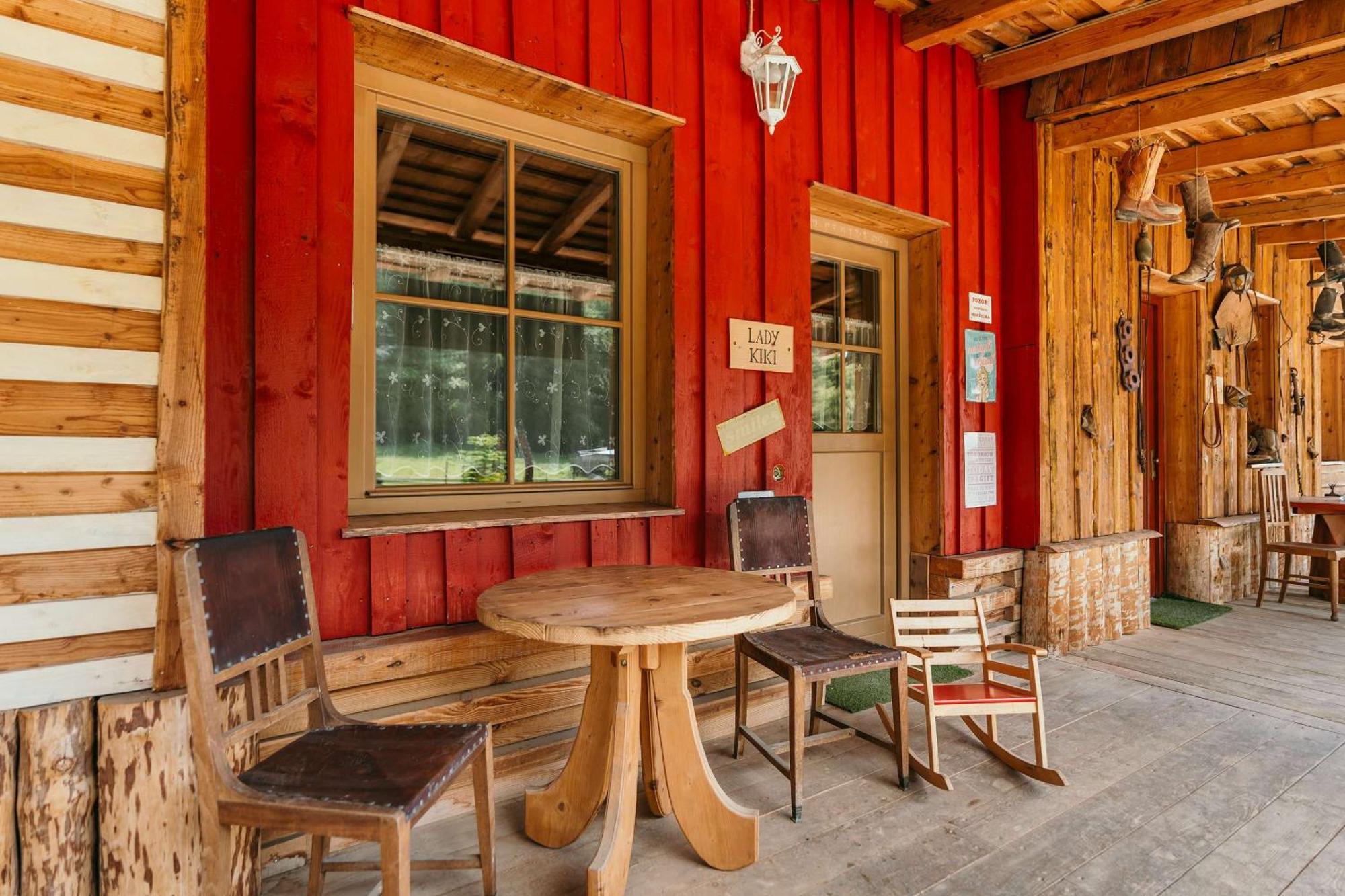 Ranch 13 - Western A Kone Nemsova Bilik gambar