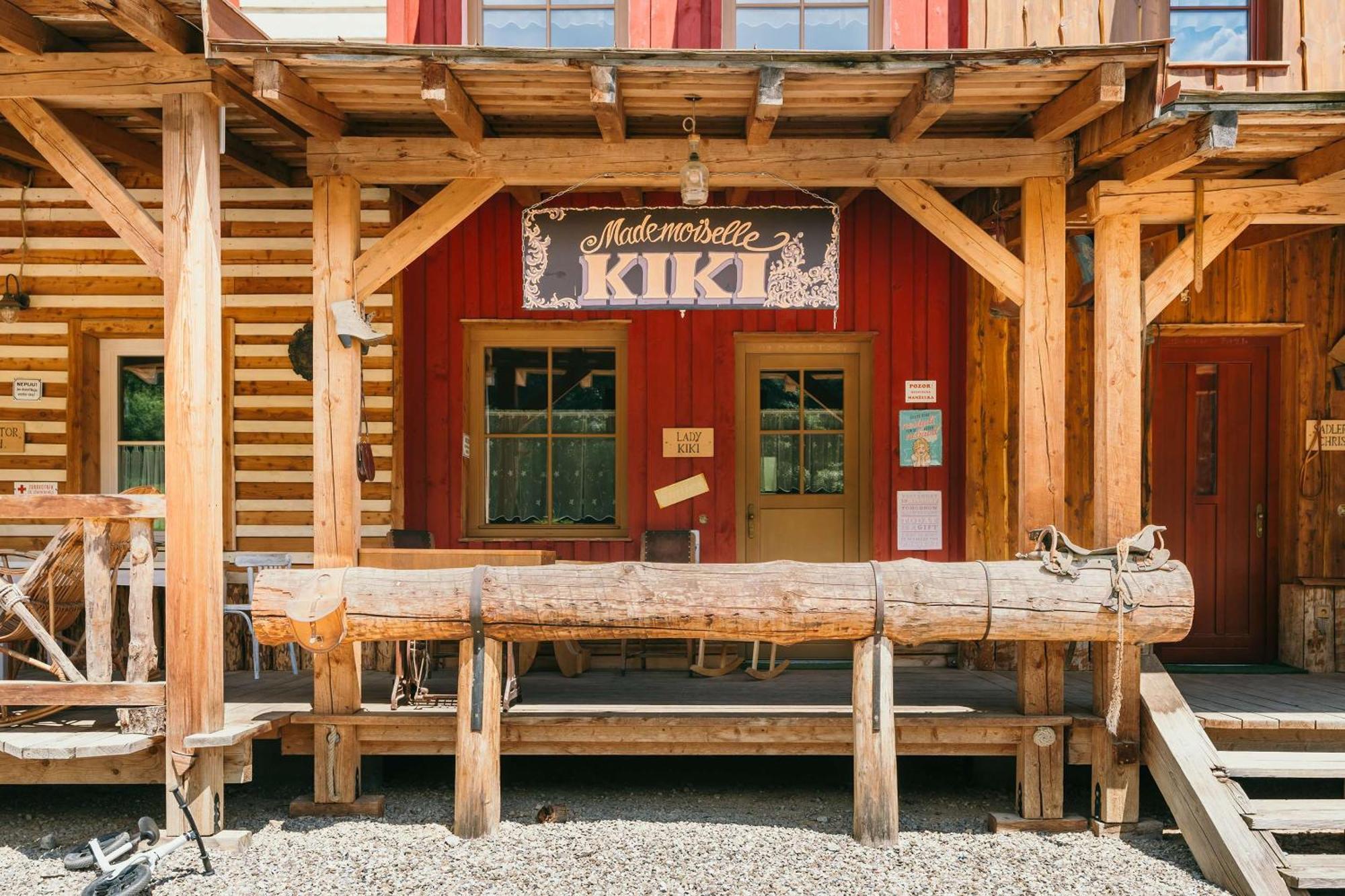 Ranch 13 - Western A Kone Nemsova Bilik gambar